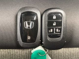 ☆スマートキー☆ドアの開錠・施錠はもちろんですが、エンジンをかけるときも鍵を取り出さなくて大丈夫ですよ♪両手に荷物をお持ちの時でも、大変便利で使い易い装備です☆