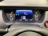 デジタル表示のスピードメーターとタコメーター、燃費やオドメーターなどの表示の他に、ホンダセンシング機能などの表示もできる多機能なマルチインフォメーション・ディスプレイです。