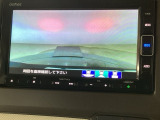 【バックカメラ】運転が苦手な方も車庫入れラクラクです!ギアをリバースに入れれば自動的に切り換わりますので、面倒な操作は不要です♪狭い駐車場もお車を傷つけず安心ですね!