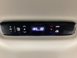 ルーフ中央にエアコン操作パネルがついていますので、2列目・3列目にお乗りの方も快適に過ごせます。