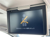 【後席ディスプレイ(フリップダウンモニター)】後部座席からも、DVDや映画、ライブ映像、YouTube動画など様々な動画が楽しめ、ドライブが退屈しません!
