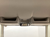 ルームミラー付近の天井にオプション装備のルーフコンソールがついています。ティシュや伝票など、よく使うアイテムをスマートの収納できます。