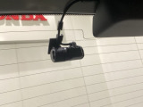 後方にもドライブレコーダーのカメラが付いています。前後両方でお車の周りを監視・記録いたします。