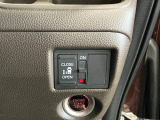 【リア片側パワースライドドア】リモコンなどで自動開閉。Hondaスマートキーを携帯していれば、軽い力で解錠とドアオープンが行えます。半ドア状態まで閉めると、自動的に全閉する機能付き。