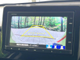 【バックカメラ】駐車時に後方がリアルタイム映像で確認できます。大型商業施設や立体駐車場での駐車時や、夜間のバック時に大活躍!運転スキルに関わらず、今や必須となった装備のひとつです!