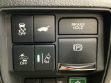Hondaセンシング用の、VSA(ABS+TCS+横滑り抑制)解除と路外逸脱抑制機能のオンオフスイッチなどはハンドルの右側に装備しています。