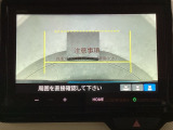 バックでの車庫入れも安心です! リアカメラが付いているバックモニター付のディスプレイオーディオを装備しております。操作線もついており距離感も画面から確認できます。