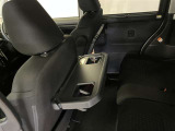 運転席/助手席シート背面にシートバックテーブルが付いています。