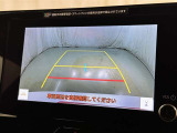 後方の見える安心をお届けするバックガイドモニター付:バックするときのアシストラインもあって楽々バック!車庫入れや縦列駐車をサポートし、苦手な駐車も安心です!今やもう手放せない装備ですネ♪