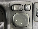 【電動格納ミラー】運転席のスイッチで、ドアミラーの開閉や角度の調整ができます。