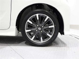 純正のアルミホイールを装備しております。タイヤサイズは165/55R15です。