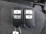 スマートキー付!キーを取り出さなくてもドアロックの施錠・開錠、エンジンの始動が出来ます!雨の日や荷物の多い日にとても便利ですね♪