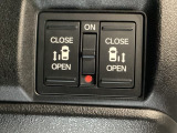 リアドアは乗り降りに便利な両側電動スライドドアです。また運転席に座っていながらスイッチ操作で自在にスライドドアを開け閉めできます。
