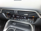 運転席と助手席それぞれで温度調整が可能なオートエアコンに加え、ステアリングヒーターと前二席分のシートヒーターが車内を快適に保ちます。