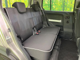 後部座席も気になるようなキズ・汚れやへたり等、大きなダメージはなく、良好な状態です。