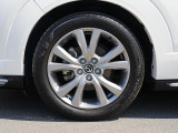 18インチ純正アルミホイールを装備。タイヤサイズは215/55R18となります。
