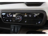 フルオートエアコンが装備されています!お好みの温度設定をするだけでエアコンの風量やモードの切り替えを自動でコントロールしてくれます!ユーザーの操作が少なく燃費走行にもつながります!