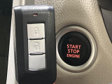 【インテリジェントキー】カバンやポケットに入れたままでもドアの施錠・解錠が可能なスマートキーを装備。エンジンのオン・オフ時もカギを取り出す必要が無いからとっても便利です♪
