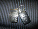 開け閉め楽々スマートキー(スペアキー付き)装備しています♪キーをポケットやカバンに入れたままでも鍵の開け閉めができ、エンジンを始動することも可能です!