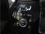 【オートエアコン】温度を設定すれば自動で快適な車内温度を保ちます。エアコン内部の高性能脱臭フィルターで車内のアレルゲンや花粉を除去。