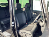 フロントシートはベンチシートです。ベンチシ―トは運転席と助手席の移動もスムーズ!狭い駐車場での乗り降りに便利です。シートの間にコンソールボックスやドリンクホルダーがないため、車内空間も広く感じます