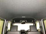 ルームミラー付近の天井にオプション装備のルーフコンソールがついています。ティシュや伝票など、よく使うアイテムをスマートの収納できます。