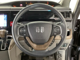 【ハンドル】運転にかかわる様々な操作を安全に行えるように視点移動が少なく操作性に配慮されたスイッチ類が凝縮されたコックピットです。