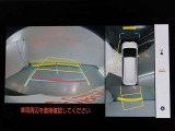 パノラミックビューモニター付きです。車両を上から見たような映像をモニター画面に表示。運転席からの目視では見にくい、車両周辺の状況をリアルタイムでしっかり確認できます。