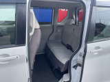 後席もきれいにクリーニングされています。足元のスペースもこれだけ広ければ一緒に乗っている人もゆったりお乗りいただけそうです。
