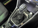 シフトレバーは車両中央に。操作性にも優れております。