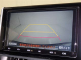 後方の見える安心をお届けするバックガイドモニター付:バックするときのアシストラインもあって楽々バック!車庫入れや縦列駐車をサポートし、苦手な駐車も安心です!今やもう手放せない装備ですネ♪