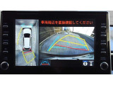 パノラミックビューモニター付きです。車両を上から見たような映像をディスプレイオーディオ画面に表示。運転席からの目視だけでは見にくい、車両周辺の状況をリアルタイムでしっかり確認できます。