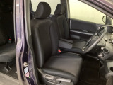 女性でも運転がしやすいように、シートの高さ調整機能(シートリフター)がついています。運転席と助手席の間が空いている為、助手席側への移動がスムーズです。交通量の多い道でも助手席側から乗り降りができます。