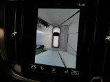 【360&deg;ビューカメラ】4台の高解像度カメラで360度の鳥瞰図を表示。隣の車や壁、死角にある障害物などを画面で確認できるため、狭いスペースでの駐車・出入りも安心です。