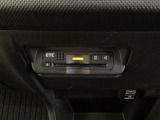 エアコンパネルの下にETCがついています。高速道路の料金所の通過も楽々です!。 カードの取り出しもしやすい場所についています。