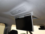 後席モニターも装備しています。