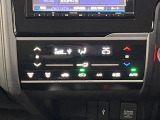 【オートエアコン】一度お好みの温度に設定すれば、車内の温度を検知し風量や温度を自動で調整。暑い&hellip;寒い&hellip;と何度もスイッチ操作をする必要はありません。快適な車内空間には必須の機能ですね♪