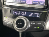 【オートエアコン】一度お好みの温度に設定すれば、車内の温度を検知し風量や温度を自動で調整。暑い&hellip;寒い&hellip;と何度もスイッチ操作をする必要はありません。快適な車内空間には必須の機能ですね♪