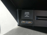アクセサリーソケット、充電用USBジャック&times;2も装備されています