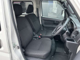 運転席は視認性や操作性を重視したつくりで、どなたでも扱いやすく快適にお乗りいただけます。清掃を行い、安心してご覧いただける状態で展示しております。