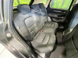 後部座席も気になるようなキズ・汚れやへたり等、大きなダメージはなく、良好な状態です。
