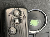 【キーフリーシステム】カバンやポケットに入れたままでもドアの施錠・解錠が可能なスマートキーを装備。エンジンのオン・オフ時もカギを取り出す必要が無いからとっても便利です♪