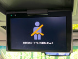 【フリップダウンモニター】大画面モニターで後席でもエンタメをお楽しみいただけます。小さなお子様にも大人気の装備です♪