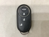 リモコンエンジンスターターを装備しています。操作キーはスマートキーも兼用しており、鍵を差し込むことなくドアロックの開け閉めと、スタートボタン操作でのエンジンスタートができます。
