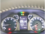 とっても見やすいメーターです。夜間時はラグジュアリーな気分にさせてくれる照明が魅力ですので、夜のドライブも楽しみになりますよ♪