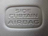 サイドカーテンエアバックシステムは、側面衝突時に大人から子供までさまざまな体格の乗員の頭部や頚部を広範囲で保護。特にセンターピラーへの頭部衝突を防ぐ展開性能を実現しています。