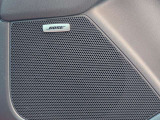 BOSEサウンドシステムを搭載。「良い音を出す」ではなく、その車種のごとに特徴を計算(車種専用設計)し、「反響音」を作り出すことによってどの座席でも自分中心で音が聴こえ、「心地よい空間」を作り出します。