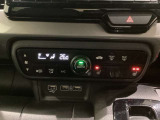 セレクトレバーの左上にプラズマクラスター付き・オートエアコンがついてますので簡単操作で快適に過ごせます。シートヒータースイッチ内蔵で前席の左右別々に2段階で温度設定ができます。