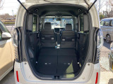 【ラゲッジルーム】背もたれを倒せば2名乗車で大きな荷物も積み込めます!