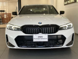 【BMWの伝統-1】BMWの特徴的な&ldquo;キドニーグリル&rdquo;は、80年以上続く伝統の形でございます。変わらないこだわりのデザインが、プレミアムブランド&ldquo;BMW&rdquo;を創り出します。